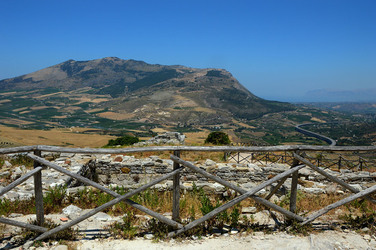 SEGESTA il sito archeologico il teatro greco e l acropoli. Panorami e particolari. Fotografie di Giulio Azzarello &copy;2014.
