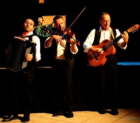 SERENATA fotografie di Giulio Azzarello ©2020. SERENATA fotografie di Giulio Azzarello ©2020.