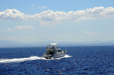Il PORTO DI FAVIGNANA in Sicilia visioni panoramiche o particolari. Fotografie di Giulio Azzarello &copy;2014.