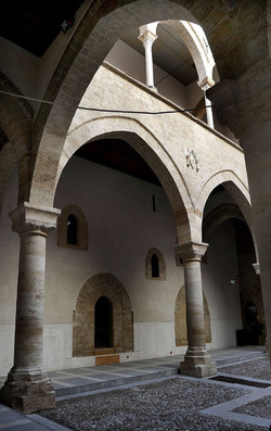 LOGGIATO arabo normanno allo Steri di Palermo. Fotografie di Giulio Azzarello &copy;2014.