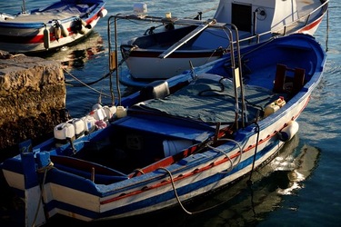 BARCHE. Fotografie di Giulio Azzarello ©2022. BARCHE. Fotografie di Giulio Azzarello ©2022.