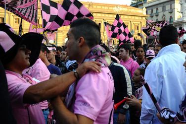 I TIFOSI DEL PALERMO CALCIO in piazza per festeggiare. Fotografie di Giulio Azzarello ©2014. I TIFOSI DEL PALERMO CALCIO in piazza per festeggiare. Fotografie di Giulio Azzarello ©2014.
