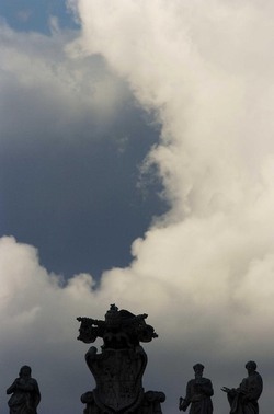 LE SCULTURE DI SAN PIETRO sopra il colonnato a Roma. Fotografie di Giulio Azzarello &copy;2014.