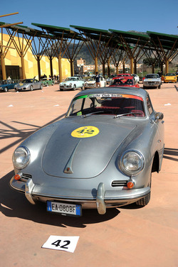 AUTO CLASSICHE ovvero la loro modernit&agrave; in mostra con tanti modelli del passato. Fotografie di Giulio Azzarello &copy;2014.