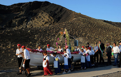 PROCESSIONE RELIGIOSA DEL MARE a Linosa. Fotografie di Giulio Azzarello ©2014. PROCESSIONE RELIGIOSA DEL MARE a Linosa. Fotografie di Giulio Azzarello ©2014.