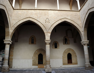 LOGGIATO arabo normanno allo Steri di Palermo. Fotografie di Giulio Azzarello &copy;2014.