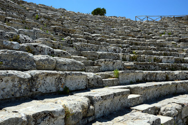 SEGESTA il sito archeologico il teatro greco e l acropoli. Panorami e particolari. Fotografie di Giulio Azzarello &copy;2014.