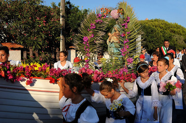 PROCESSIONE RELIGIOSA DEL MARE a Linosa. Fotografie di Giulio Azzarello ©2014. PROCESSIONE RELIGIOSA DEL MARE a Linosa. Fotografie di Giulio Azzarello ©2014.