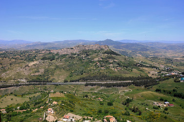 PAESAGGIO SICILIANO in provincia di Enna. Fotografie di Giulio Azzarello &copy;2014.
