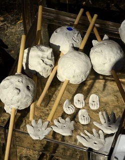 SARA CUTICCHIO e il suo laboratorio per i bambini. Fotografie di Giulio Azzarello &copy;2020.