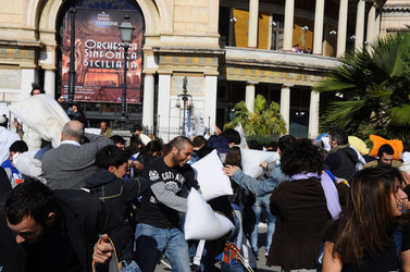 LOTTA DI CUSCINI flash mob fotografie di Giulio Azzarello ©2014. LOTTA DI CUSCINI flash mob fotografie di Giulio Azzarello ©2014.