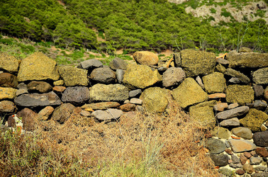 ISOLA DI USTICA pietre. Fotografie di Giulio Azzarello &copy;2016.