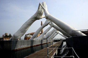 LE MANI DI LORENZO QUENN Biennale di Venezia. Fotografie di Giulio Azzarello &copy;2020.