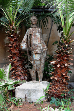 ANGELO DENARO pittore artista siciliano con la sua scultura di ferro. Fotografie di Giulio Azzarello &copy;2014.