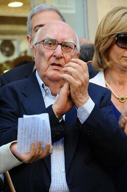 CAMILLERI e MONTALBANO a Porto Empedocle Agrigento . Fotografie di Giulio Azzarello ©2014. CAMILLERI e MONTALBANO a Porto Empedocle Agrigento . Fotografie di Giulio Azzarello ©2014.