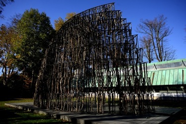 VENEZIA installazione lignea Giardini della Biennale di Arch. Cont. Fotografie di Giulio Azzarello &copy;2022.
