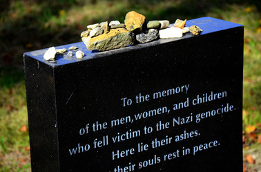 AUSCHHWITZ BIRKENAU le lapidi della memoria. Fotografie di Giulio Azzarello &copy;2016.