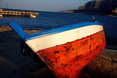 BARCHE. Fotografie di Giulio Azzarello ©2022. BARCHE. Fotografie di Giulio Azzarello ©2022.