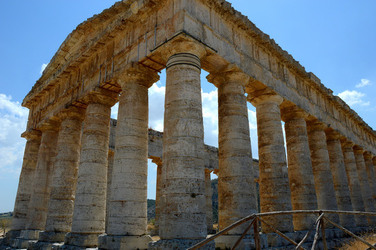 SEGESTA il sito archeologico il teatro greco e l acropoli. Panorami e particolari. Fotografie di Giulio Azzarello &copy;2014.