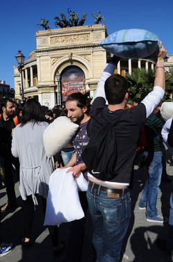 LOTTA DI CUSCINI flash mob fotografie di Giulio Azzarello ©2014. LOTTA DI CUSCINI flash mob fotografie di Giulio Azzarello ©2014.