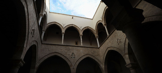 LOGGIATO arabo normanno allo Steri di Palermo. Fotografie di Giulio Azzarello &copy;2014.