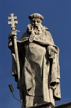 LE SCULTURE DI SAN PIETRO sopra il colonnato a Roma. Fotografie di Giulio Azzarello &copy;2014.