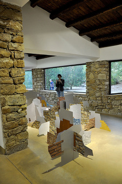 ANNE CLEMENCE de GROLEE e una sua installazione. Fotografie di Giulio Azzarello &copy;2014.