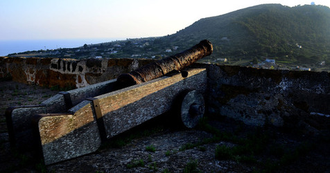 ISOLA DI USTICA il paese. Fotografie di Giulio Azzarello ©2016. ISOLA DI USTICA il paese. Fotografie di Giulio Azzarello ©2016.
