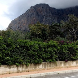 CAMMINANDO. Fotografie di Giulio Azzarello &copy;2024.