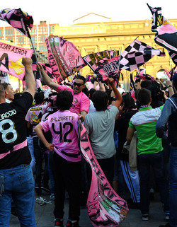 I TIFOSI DEL PALERMO CALCIO in piazza per festeggiare. Fotografie di Giulio Azzarello ©2014. I TIFOSI DEL PALERMO CALCIO in piazza per festeggiare. Fotografie di Giulio Azzarello ©2014.