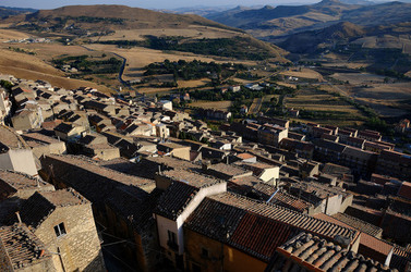 GANCI comune e antico borgo medievale delle Madonie in Sicilia. Fotografie di Giulio Azzarello &copy;2014.