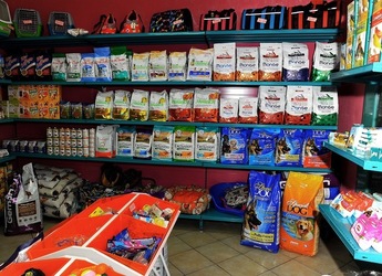 NEGOZIO di ANIMALI. Fotografie di Giulio Azzarello ©2018. NEGOZIO di ANIMALI. Fotografie di Giulio Azzarello ©2018.