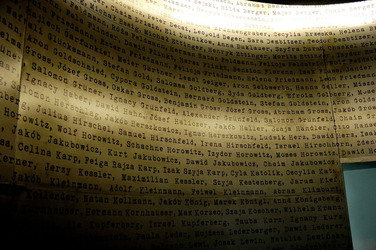 IL MUSEO SCHINDLER a Cracovia. Fotografie di Giulio Azzarello ©2016. IL MUSEO SCHINDLER a Cracovia. Fotografie di Giulio Azzarello ©2016.