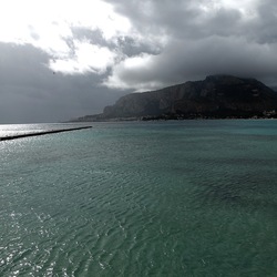 MONDELLO. Fotografie di Giulio Azzarello ©2024. MONDELLO. Fotografie di Giulio Azzarello ©2024.