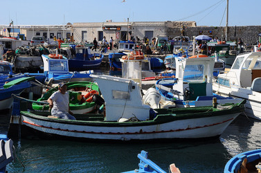Il PORTO DI FAVIGNANA in Sicilia visioni panoramiche o particolari. Fotografie di Giulio Azzarello &copy;2014.