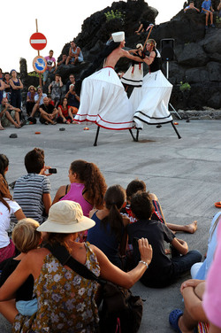 TRAMPOLIERI A LINOSA in Sicilia tutti i momenti dello spettacolo. Fotografie di Giulio Azzarello &copy;2014.
