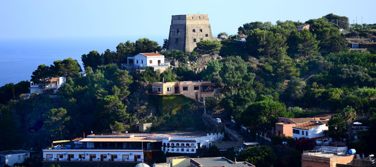 ISOLA DI USTICA il paese. Fotografie di Giulio Azzarello ©2016. ISOLA DI USTICA il paese. Fotografie di Giulio Azzarello ©2016.