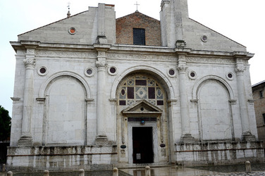 TEMPIO MALATESTIANO e SPIAGGIA di Rimini. Fotografie di Giulio Azzarello &copy;2016.
