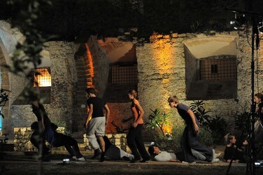 DANZE URBANE contemporanee per le vie di Palermo. Fotografie di Giulio Azzarello &copy;2014.