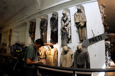 Le CATACOMBE di Palermo documentario film. Fotografie di scena e set di Giulio Azzarello &copy;2014.