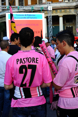 I TIFOSI DEL PALERMO CALCIO in piazza per festeggiare. Fotografie di Giulio Azzarello ©2014. I TIFOSI DEL PALERMO CALCIO in piazza per festeggiare. Fotografie di Giulio Azzarello ©2014.