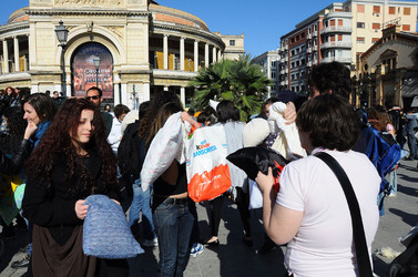 LOTTA DI CUSCINI flash mob fotografie di Giulio Azzarello ©2014. LOTTA DI CUSCINI flash mob fotografie di Giulio Azzarello ©2014.