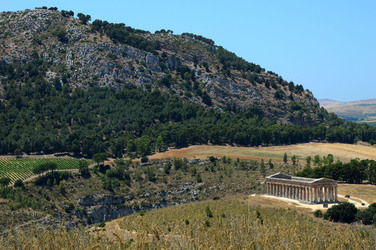 SEGESTA il sito archeologico il teatro greco e l acropoli. Panorami e particolari. Fotografie di Giulio Azzarello &copy;2014.