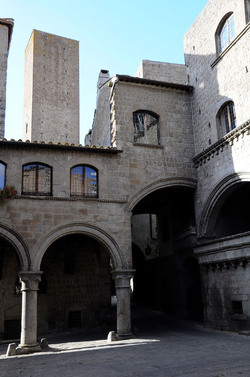 VITERBO e il suo centro storico. Fotografie di Giulio Azzarello &copy;2014.