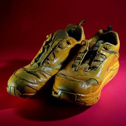 SCARPE. Fotografia di Giulio Azzarello ©2023. SCARPE. Fotografia di Giulio Azzarello ©2023.