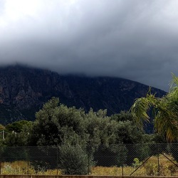 CAMMINANDO. Fotografie di Giulio Azzarello &copy;2024.