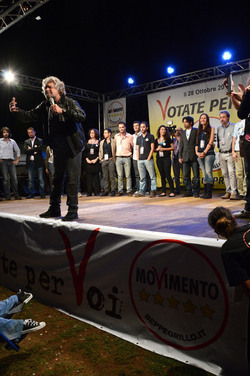 I COMIZI di BEPPE GRILLO in Sicilia a Palermo alcuni momenti. Fotografie di Giulio Azzarello &copy;2014.