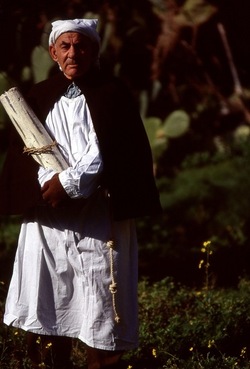 LA CERCA processione religiosa. Fotografie di Giulio Azzarello &copy;1996 2021.