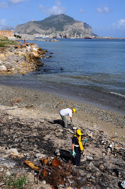 LA BONIFICA delle coste a Palermo una azione simbolica di Lega Ambiente Sicilia. Fotografie di Giulio Azzarello &copy;2014.