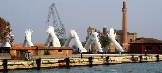 LE MANI DI LORENZO QUENN Biennale di Venezia. Fotografie di Giulio Azzarello &copy;2020.